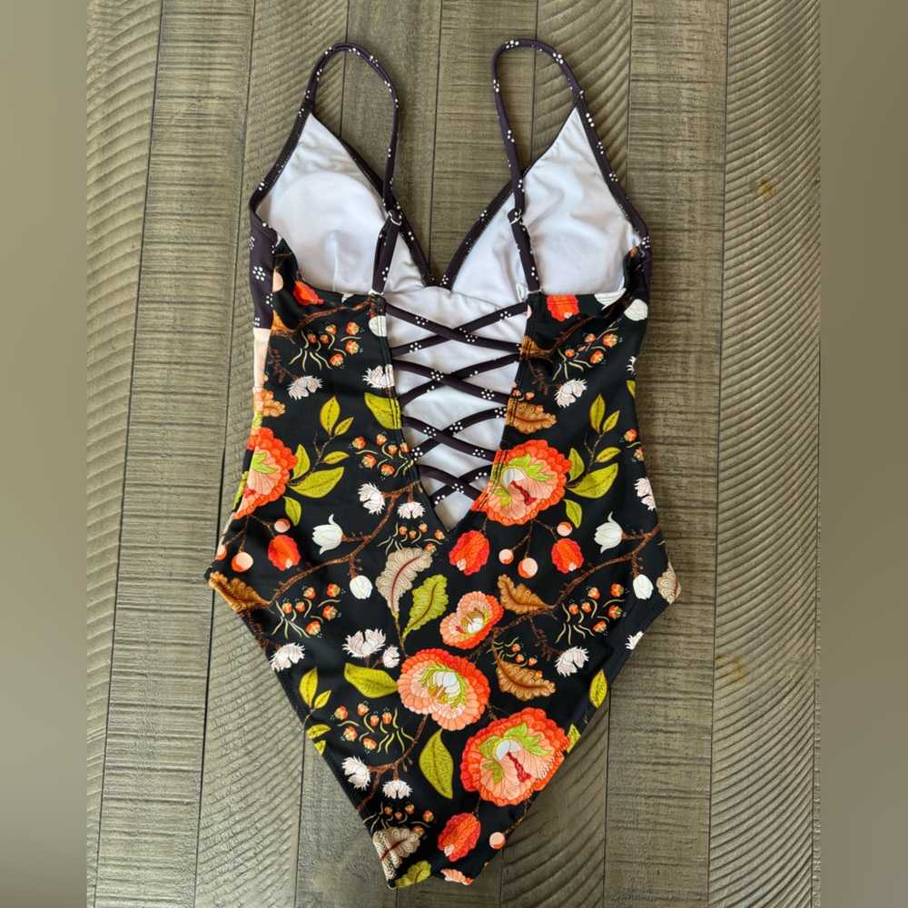 Cupshe One Piece Color Block Design Swimsuit Woman’s Size Medium (NWOT) - Picture 8 of 11